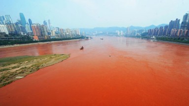 Nước sông Dương Tử chuyển sang ...màu đỏ?