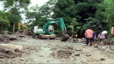  Lào Cai: Mưa lớn cục bộ gây ách tắc tỉnh lộ 151