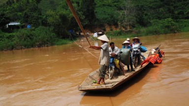   Chèo đò bằng... dây