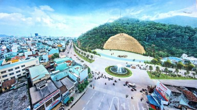  Chi 86 tỉ tạc phù điêu Lạc Long Quân - Âu Cơ trên vách núi Bà Hỏa