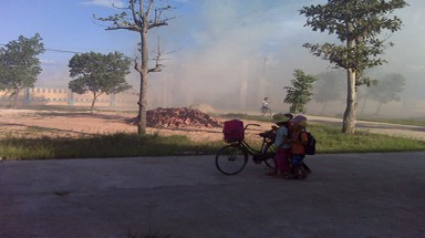  Khói rơm bao vây...trường học