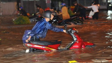   Quốc lộ 51 qua Đồng Nai ngập lút bánh xe sau mưa lớn