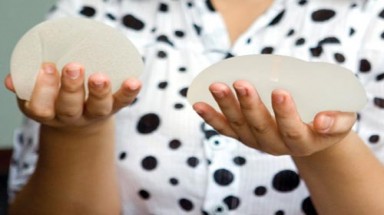  Mẹ nâng ngực, con có bú nhầm... silicon?