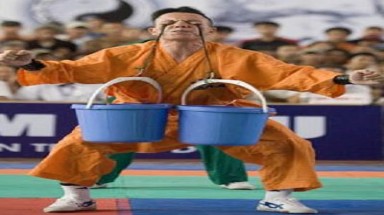  “Dị nhân” đóng đinh vào người 