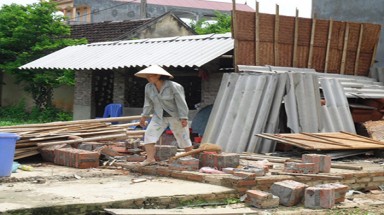 Lốc lớn kèm mưa đá đánh sập nhà dân