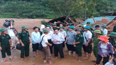  Đồng chí Phạm Minh Chính thăm bà con vùng lũ Mường Lát (Thanh Hóa)