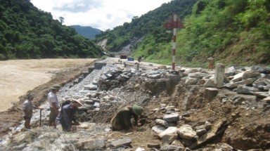  Nghệ An: Quốc lộ 7 tan tành sau mưa lũ