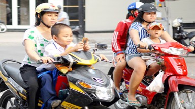   Xử phạt người chở trẻ em không đội mũ bảo hiểm