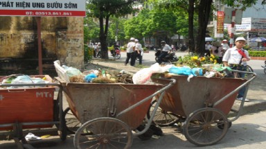  Hà Nam: Dân khổ vì xe rác nằm giữa lòng đường 