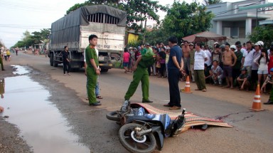 Tây Ninh: Tránh vũng nước bị xe tải cán chết
