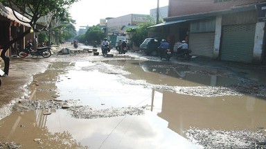 Đường xuống cấp, nhếch nhác vì thiếu kinh phí