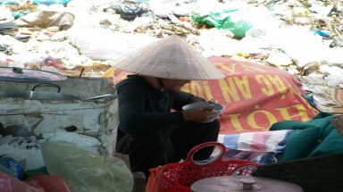  Bát cơm trưa "nghẹn ngào" bên bãi rác