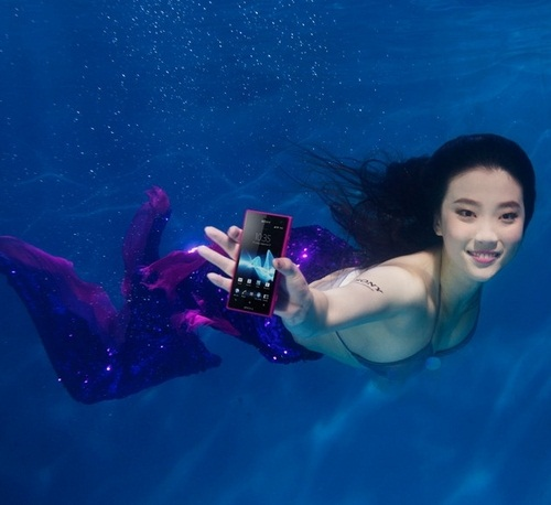  "Mỹ nhân ngư" khoe bảo bối... Xperia