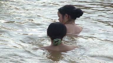  Vô tư... "tắm truồng”