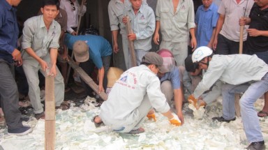 Đồng Nai: Hàng trăm tấm kính rơi xuống đường đè người dân