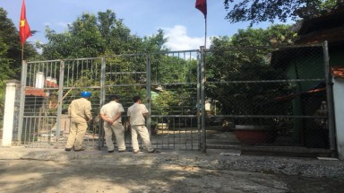 Chính quyền đến biệt phủ xây trái phép kiểm tra, người làm không chịu mở cửa