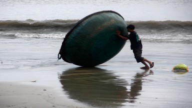 Người dân miền Trung chống bão Sơn Tinh