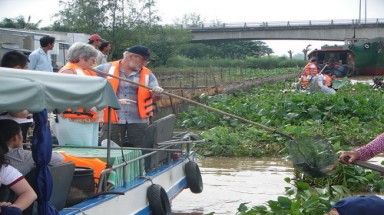  Cần Thơ: Vớt rác vì môi trường 