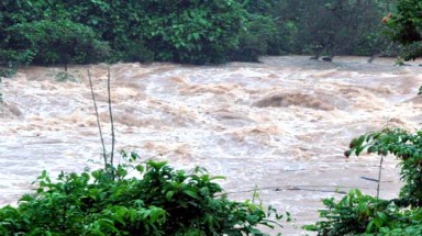  Hàng trăm khách kẹt tàu vì lũ miền Trung