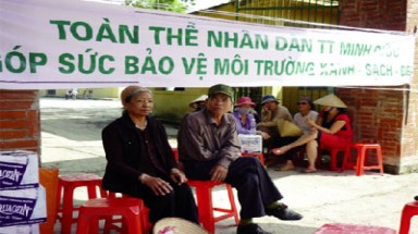   Nhà máy gây ô nhiễm bị dân phong tỏa