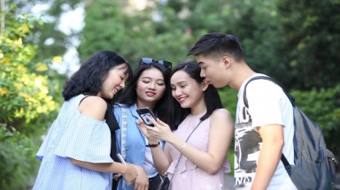  Học sinh có thực sự cần điện thoại di động khi đến trường?