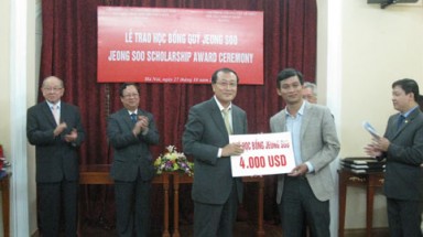  Trao tặng học bổng cho nạn nhân chất độc da cam Việt Nam