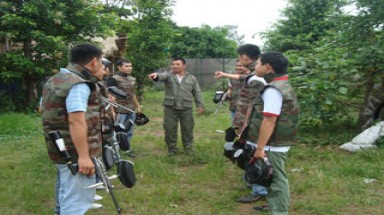  Giới trẻ xả hơi bằng trò bắn súng !