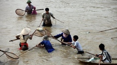  Không tiền đi chợ, dân Thủ đô cãi Thánh Tản Viên?