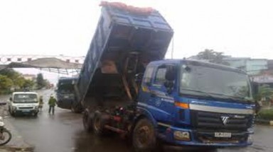 Cháu bé 5 tuổi ”lái” xe ben làm chết người