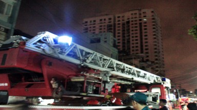  Cháy chung cư 25 tầng, hàng trăm người hoảng loạn
