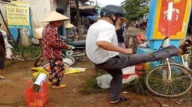  Cú đá làm chúng tôi đau, phẫn nộ!