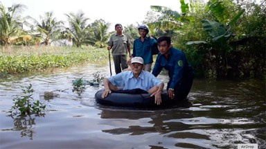  Hàng chục hộ dân miền Tây tháo chạy khi triều cường gây vỡ đê