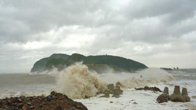  Đê biển lớn nhất Bắc Trung bộ bị sóng đánh sập