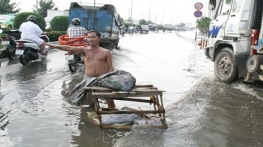 Cởi trần đứng giữa phố ngập nước điều tiết giao thông