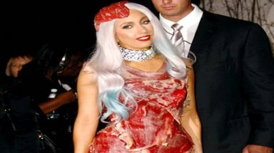 Lady Gaga được yêu cầu mặc trang phục rau diếp