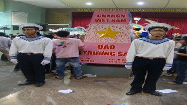 Sinh viên đóng dấu tay trên cột mốc Trường Sa