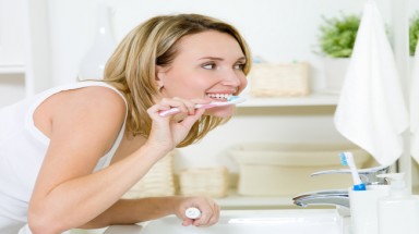 Chân răng bị mòn, phải chữa làm sao?