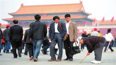  Bà lão 17 năm nhặt rác ở Thiên An Môn
