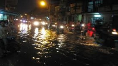  Triều cường dâng cao gây ngập sâu ở nội ô Cần Thơ