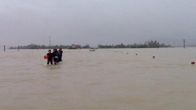   Ba học sinh đi hái rau rừng bị lũ cuốn