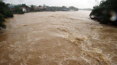  Ảnh hưởng bão số 8, lũ trên các sông Trung Trung bộ đang lên nhanh