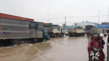 Mưa lớn, các xe ở TP Biên Hòa bơi trên sông