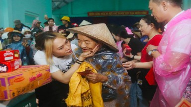  Vì sao dân quyên trăm tỉ cho Thủy Tiên, Trấn Thành, Đại Nghĩa, Trường Giang...?
