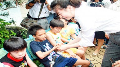   "Tâm” và "tiếng” của nghệ sĩ khi làm từ thiện