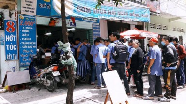  Sinh viên ăn cơm từ thiện là nhục nhã?