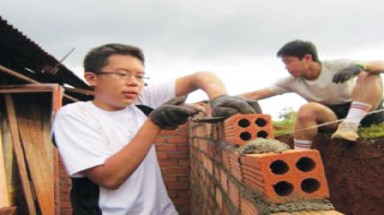   Sống để tình nguyện phục vụ cộng đồng  