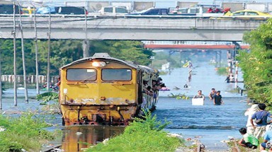  Nước lũ Bangkok bất ngờ dâng nhanh