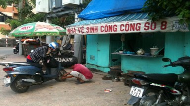  Khổ vì nhà vệ sinh công cộng bị “hoán đổi”
