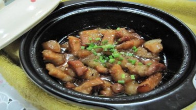    Vi sinh vật lạ bò loạn xạ trong thịt lợn chín