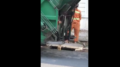 Đà Nẵng:Công nhân môi trường xả lén nước bẩn xuống cống thoát nước đô thị